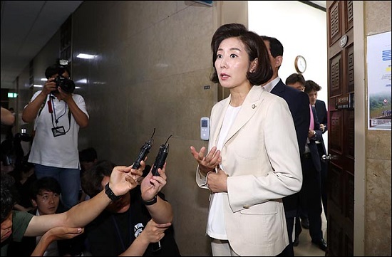 나경원 자유한국당 원내대표가 기자들의 질문에 답변하고 있다(자료사진). ⓒ데일리안 박항구 기자