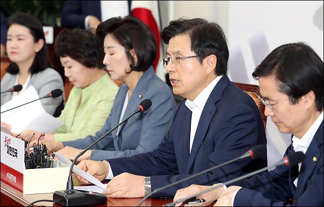 황교안 자유한국당 대표가 8일 오전 국회에서 열린 최고위원회의에서 모두발언을 하고 있다. ⓒ데일리안 박항구 기자