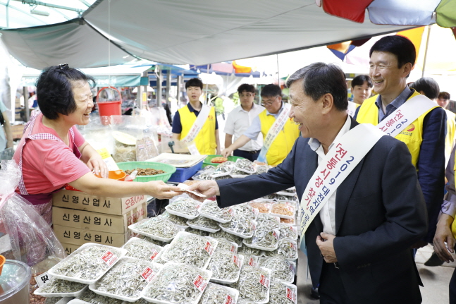 정상봉 한전원자력연료 사장이 8일 대전중앙시장에서 직접 장을 보며 전통시장 이용 캠페인을 펼치고 있다.ⓒ한전원자력연료