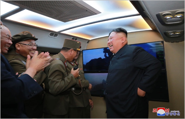 김정은 북한 국무위원장이 지난 6일 신형전술유도탄 발사 결과를 보며 기뻐하고 있다. ⓒ조선중앙통신