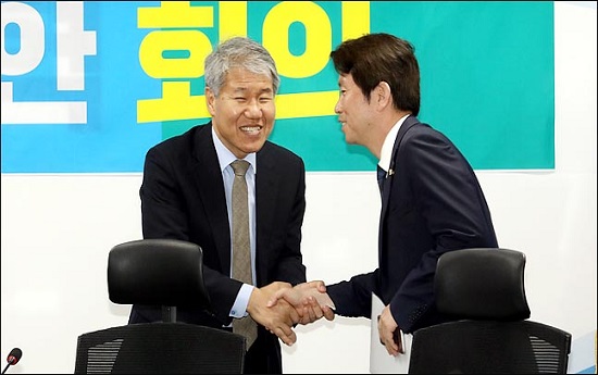 이인영 더불어미주당 원내대표와 김수현 청와대 정책실장이 5월 10일 국회 의원화관에서 열린 ‘당정청 을지로민생현안 회의’에 참석해 인사를 나누고 있다. ⓒ데일리안 박항구 기자