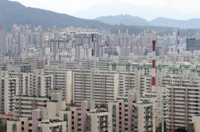 서울 상반기 아파트 매매거래는 총 4만2847건으로 지난해 같은 기간 8만5645건 대비 절반인 50%나 감소했다. 서울의 한 아파트 밀집지역 모습.ⓒ연합뉴스
