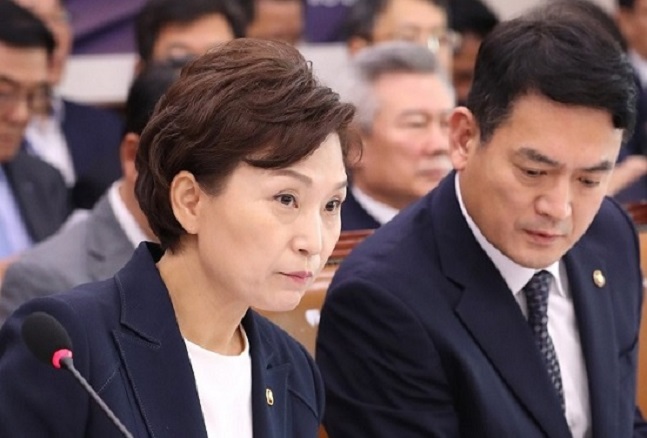 김현미 국토교통부 장관(왼쪽)이 지난달 8일 오전 열린 국회 국토교통위원회 전체회의에 참석해 의사진행발언을 경청하고 있다.ⓒ연합뉴스 