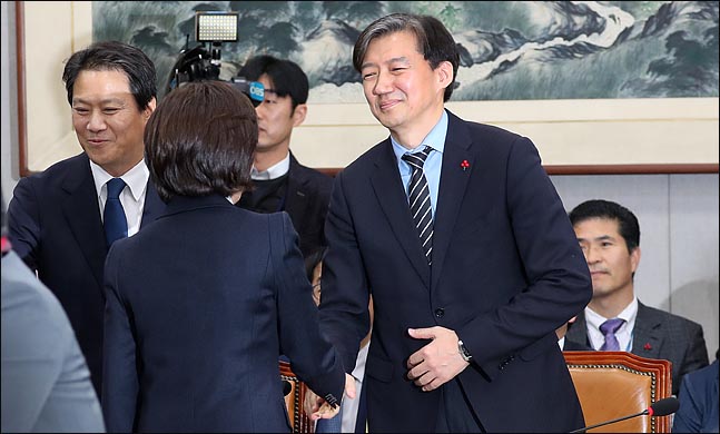 나경원 자유한국당 원내대표가 지난해 12월 31일 국회에서 열린 운영위 전체회의를 앞두고 조국 법무장관 후보자(당시 청와대 민정수석)와 악수를 하고 있다. ⓒ데일리안 박항구 기자