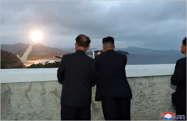 김정은 북한 국무위원장이 지난 10일 신형 발사체 시험사격에 참관하고있다. ⓒ노동신문