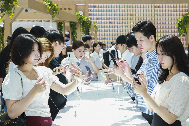 서울 영등포 타임스퀘어에 마련된 '갤럭시 스튜디오'가 '갤럭시 노트10 5G'를 직접 체험해보려는 소비자들로 붐비고 있다.ⓒ삼성전자