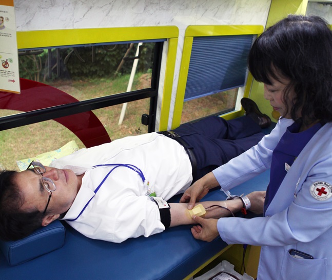 GC녹십자 임직원이 경기도 용인의 GC녹십자 본사에서 열린 ‘사랑의 헌혈’  행사에 참여하고 있다. ⓒGC녹십자