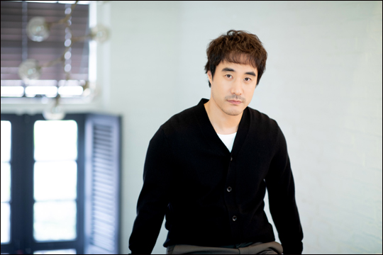 배우 배성우는 영화 '변신'에서 구마 사제 중수 역을 맡았다.ⓒ(주)에이스메이커무비웍스