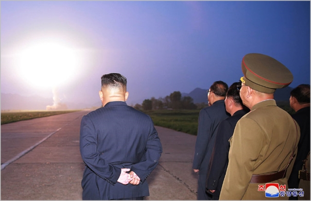 김정은 북한 국무위원장이 지난 6일 신형전술유도탄 발사를 참관하고 있다. ⓒ조선중앙통신