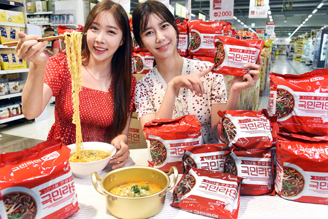 홈플러스는 삼양식품과 함께 기획한 ‘삼양 국민라면’이 6월 13일 출시 이후 2개월 만에 판매량 130만 봉을 돌파하며 큰 인기를 끌고 있다고 14일 밝혔다.ⓒ홈플러스
