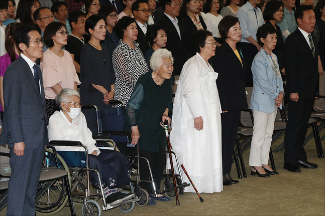 14일 서울 마포구 백범김구기념관에서 일본군 위안부 피해자인 김경애, 이옥선, 이용수 할머니가 참석한 가운데 2019년 일본군 위안부 피해자 기림의 날 행사가 열리고 있다. ⓒ데일리안 홍금표 기자