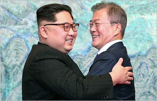 지난해 4월 판문점에서 문재인 대통령과 김정은 북한 국무위원장이 회동하고있다. ⓒ한국공동사진기자단