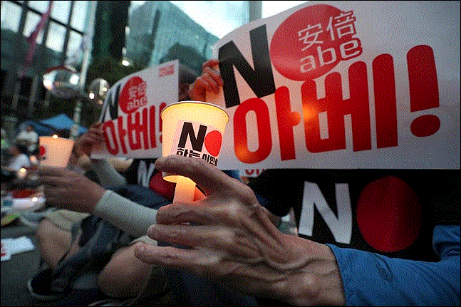 지난 10일 오후 서울 종로구 옛 일본대사관 앞에서 열린 일본 아베 정부 규탄 4차 촛불문화제에서 참석자들이 'NO 아베'피켓과 촛불을 들고 있다. ⓒ데일리안 박항구 기자