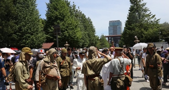 지난해 8월15일 일본 도쿄 지요다구의 야스쿠니 신사에서 제국주의시절 군복을 입은 사람들이 모여 있다. ⓒ연합뉴스