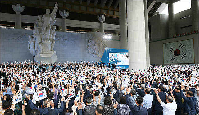 15일 오전 충남 천안 독립기념관에서 열린 '제74주년 광복절 정부경축식'에 참석자들이 만세삼창을 하고 있다. ⓒ사진공동취재단