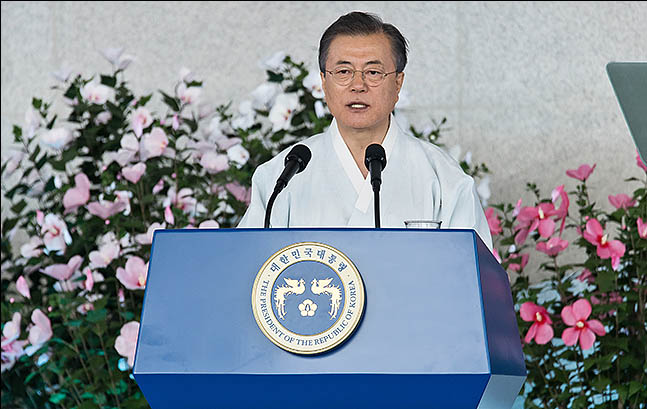 문재인 대통령이 15일 오전 충남 천안 독립기념관에서 열린'제74주년 광복절 정부경축식'에 경축사를 하고 있다. ⓒ사진공동취재단