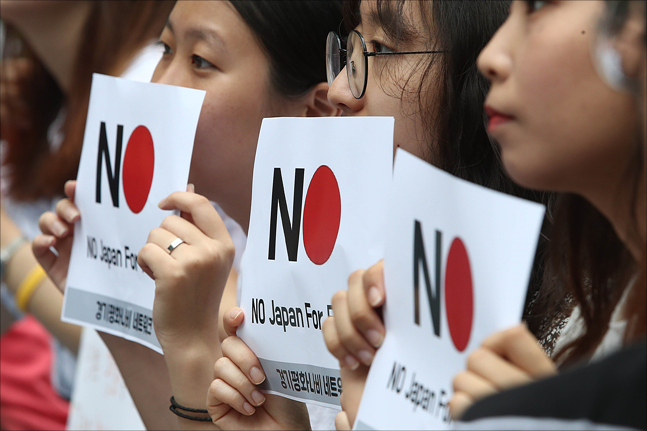 서울 종로구 옛 일본대사관 앞에서 지난 7월 24일 열린 제1397차 일본군 성노예제 문제 해결을 위한 정기 수요집회에서 집회에 참가한 학생들이 '노(NO) 재팬' 피켓을 들고 있다. ⓒ데일리안 홍금표 기자