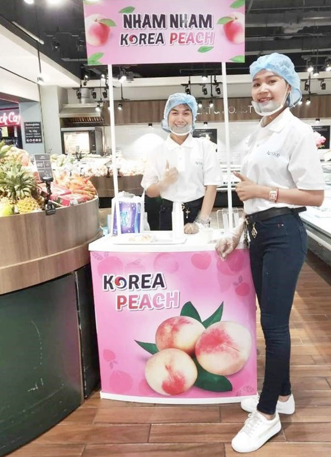 캄보디아 대형유통매장에서 한국 복숭아 입점기념 판촉행사 ‘냠냠 코리아 피치'가 개최 중이다. ⓒaT