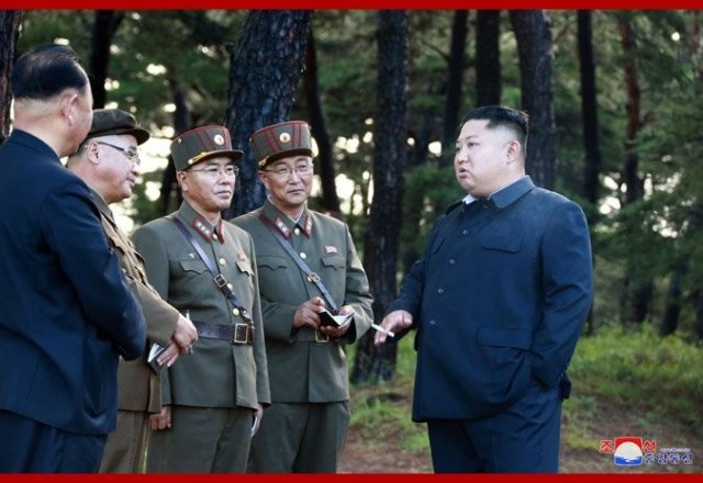 김정은 북한 국무위원장이 16일 시험사격을 지도했다고 조선중앙통신이 17일 보도했다.ⓒ조선중앙통신
