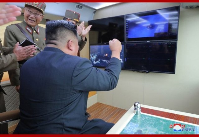김정은 북한 국무위원장이 16일 시험사격을 지도했다고 조선중앙통신이 17일 보도했다.ⓒ조선중앙통신