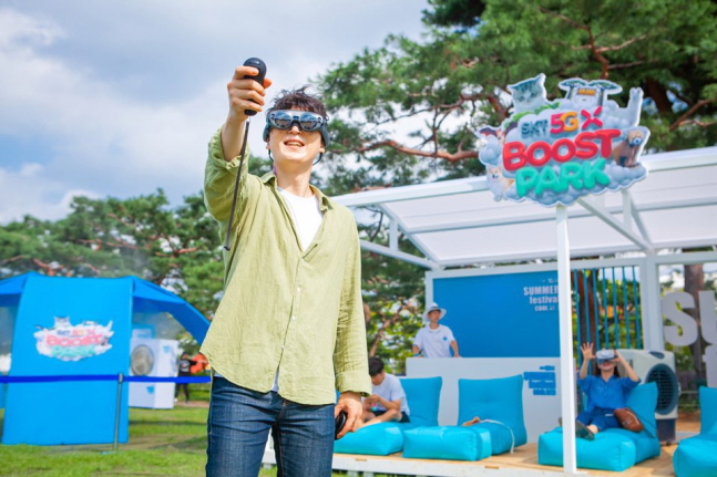 SK텔레콤 홍보모델들이 서울 송파구 올림픽공원에 마련된 'AR 동물원' 체험존에서 다양한 5G 콘텐츠를 즐기고 있다.ⓒSK텔레콤