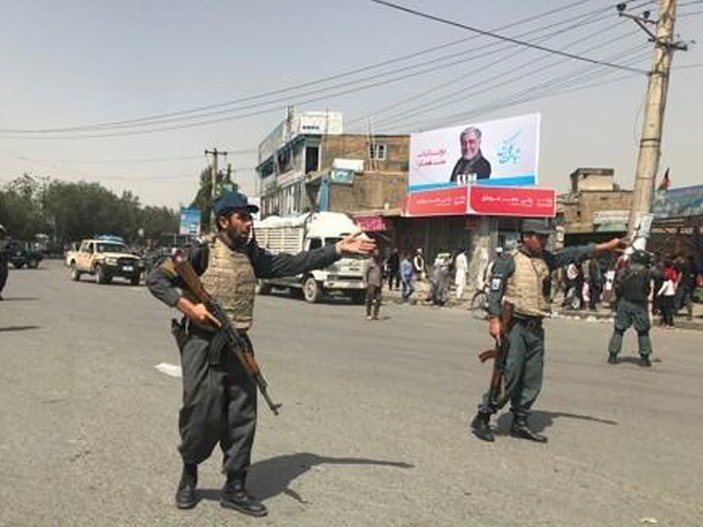 17일 아프가니스탄 수도 카불의 한 결혼식장에서 큰 폭발이 발생, 치안 병력이 현장을 통제하고 있다.ⓒ연합뉴스