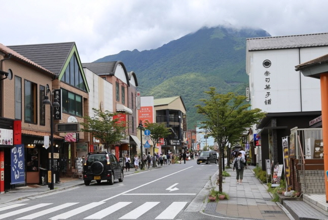 지난 13일 한국의 일본 여행 불매 운동으로 인해 한국인 관광객의 발길이 끊기며 한산해진 온천마을 유후인(湯布院) 거리의 모습.ⓒ연합뉴스
