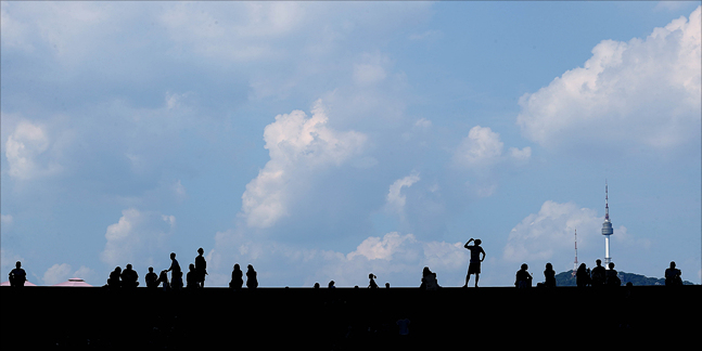 찜통 더위가 한풀 꺾이고 전국이 대체로 맑은 날씨를 보이고 있는 가운데 18일 서울 용산구 국립중앙박물관 너머로 화창한 하늘이 보이고 있다. ⓒ데일리안 홍금표 기자