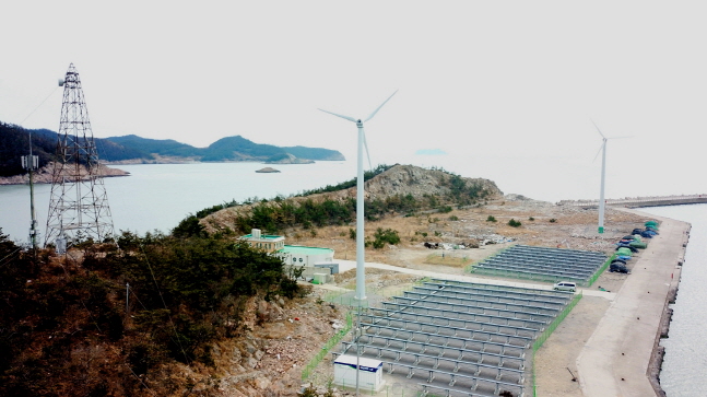 LS산전이 한전 전력연구원과 함께 세계 최대 직류 에너지 자립섬으로 조성한 전남 진도군 서거차도에 설치된 태양광·풍력 발전소 전경.ⓒLS산전