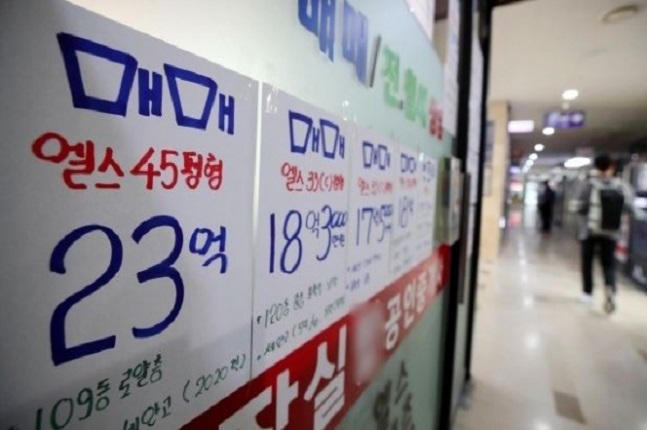 금융비용이 줄어들어도 아파트 매매가격이 상승하지 못하는 이례적인 현상을 보이고 있다. 서울의 한 공인중개업소 모습.ⓒ연합뉴스