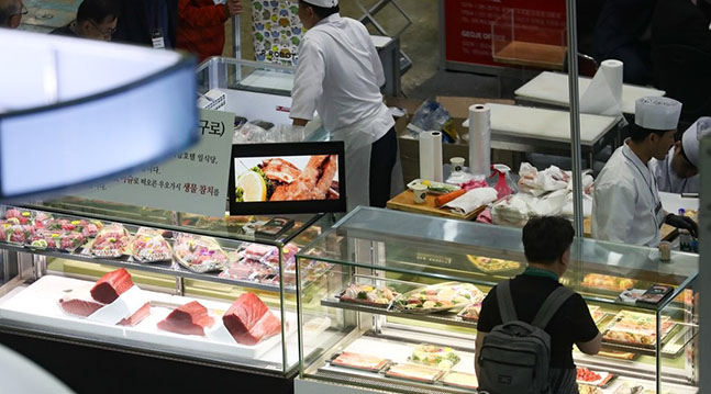 2019 서울국제수산식품전시회에서 방문객들이 참다랑어를 살펴보고 있다. ⓒ연합뉴스