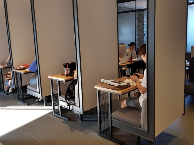 서울 영등포구의 프랜차이즈 커피전문점. 1인용 좌석을 이용하는 카공족들의 모습.ⓒ최승근기자