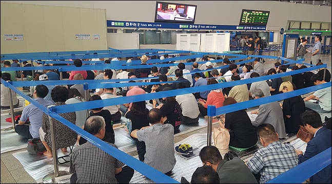 2019년 추석 열차 승차권 예매가 시작된 20일 오전 서울역에서 시민들이 승차권을 예매하기 위해 새벽부터 줄을서 예매창구 오픈을 기다리고 있다. ⓒ데일리안 홍금표 기자 