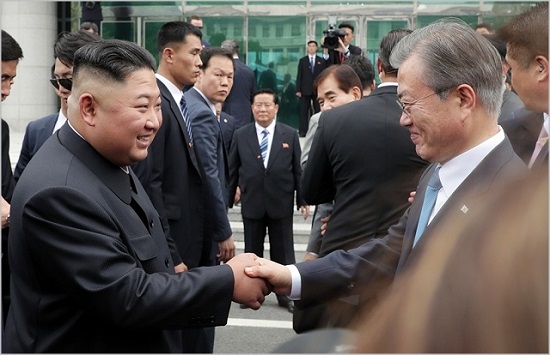 문재인 대통령과 김정은 북한 국무위원장이 지난 6월 판문점 공동경비구역 자유의 집 앞에서 회동하고 있다. ⓒ청와대 