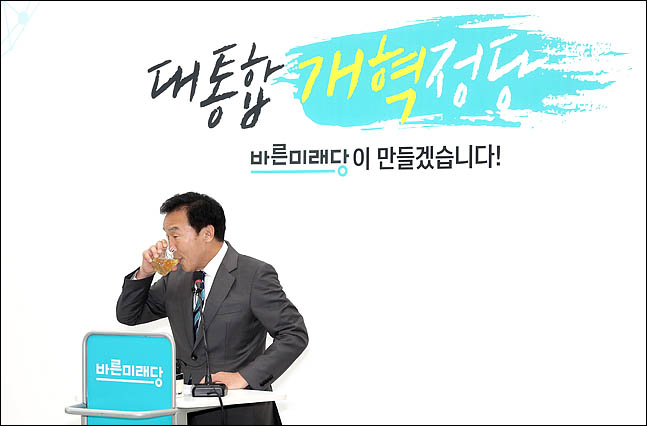 손학규 바른미래당 대표가 20일 국회에서'손학규 선언'을 발표한 뒤 물을 마시고 있다. ⓒ데일리안 박항구 기자