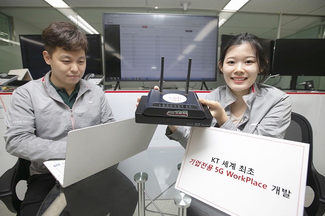 KT 직원들이 21일 서울 서초구 우면동에 있는 융합기술원 내 연구실에서 ‘5G 워크플레이스’ 기술을 시연하고 있다.ⓒKT