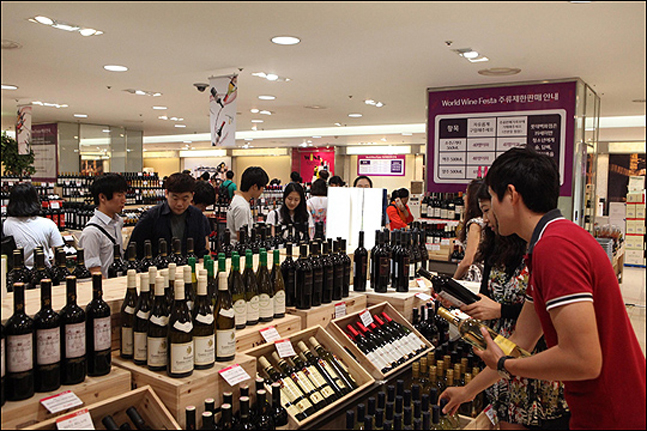 롯데백화점을 찾은 방문객들이 매장에서 와인을 살펴보고 있다. ⓒ 롯데백화점 