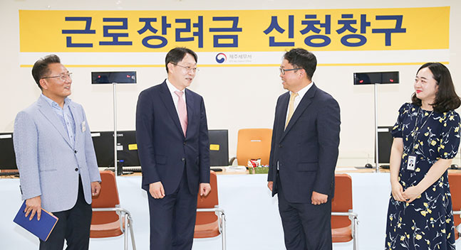 김현준 국세청장(왼쪽 두번째)이 21일 제주세무서를 방문해 근로장려금 신청창구에서 반기지급제도를 설명하고 있다. ⓒ국세청

