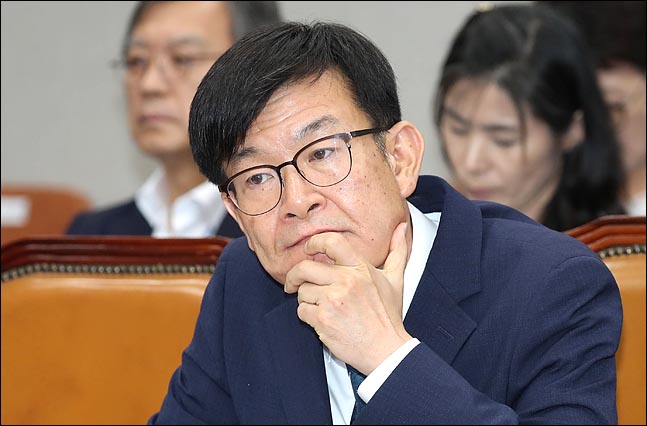 김상조 청와대 정책실장이 8월 6일 국회에서 열린 국회 운영위원회 전체회의에서 의원들의 질의를 듣고 있다. ⓒ데일리안 박항구 기자