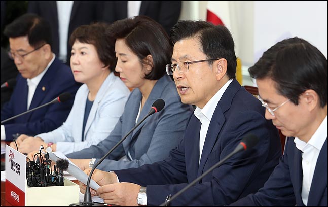 황교안 자유한국당 대표가 19일 오전 국회에서 열린 최고위원회의에서 모두발언을 하고 있다. ⓒ데일리안 박항구 기자
