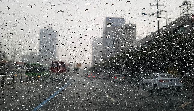 서울 구로구 구로디지털역 앞 거리에 거세게 소나기가 내리고 있다. (자료사진) ⓒ데일리안 박항구 기자