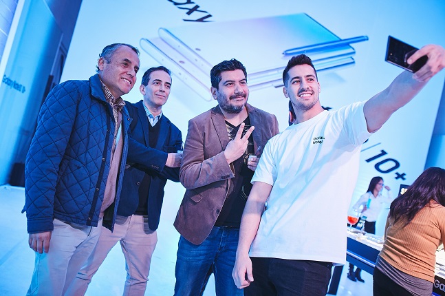지난 20일(현지시간) 칠레 산티아고의 '종합 예술 공연장'에서 진행된 삼성전자 '갤럭시노트10' 출시 행사에서 참석자들이 제품을 체험하고 있다.ⓒ삼성전자
