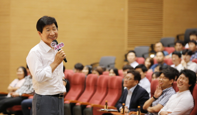 이동훈 삼성디스플레이 대표이사가 21일 충남 아산2캠퍼스에서 열린 '함께하는 소통연습' 행사에서 임직원들의 질문에 답변을 하고 있다.ⓒ삼성디스플레이