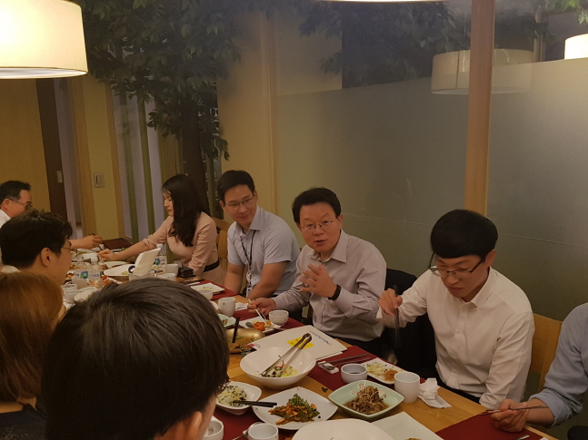김광수(오른쪽에서 두 번째) NH농협금융지주 회장이 서울 중구에 있는 한 식당에서 농협금융 청년이사들과 깜짝 점심 미팅 시간을 갖고 있다.ⓒNH농협금융지주