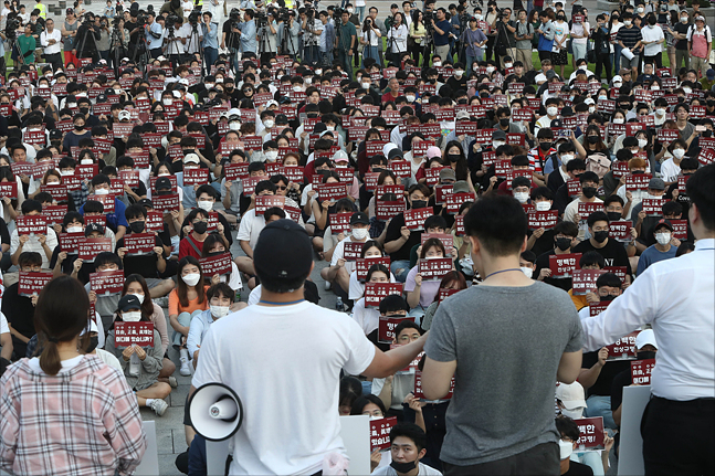 23일 서울 성북구 고려대학교에서 열린 조국 법무부 장관 후보자 딸의 고려대 입학 과정에 대한 진상규명을 촉구하는 집회에서 학생들이 피켓을 들고 있다. ⓒ데일리안 홍금표 기자