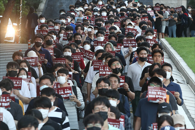 23일 오후 서울 성북구 고려대학교에서 열린 조국 법무부 장관 후보자 딸의 고려대 입학 과정에 대한 진상규명을 촉구하는 집회에서 학생들이 피켓을 들고 있다. ⓒ데일리안 홍금표 기자 