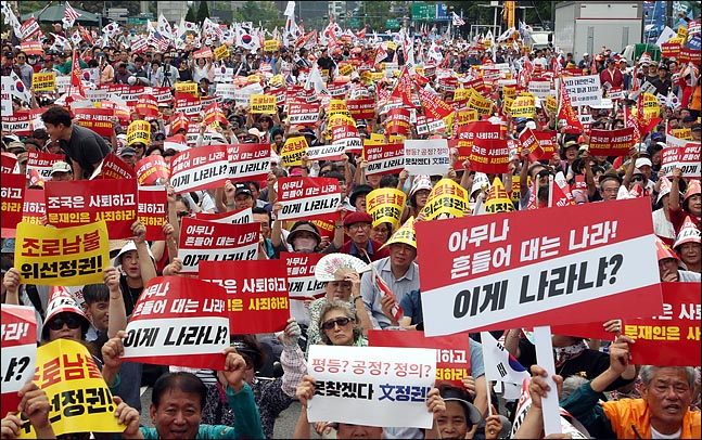 서울 광화문광장에 운집한 주최측 추산 10만 명의 시민과 자유한국당원들이 24일 오후 '살리자 대한민국! 문재인정권 규탄 광화문집회'에서 문재인정권을 규탄하는 구호를 외치고 있다. ⓒ데일리안 박항구 기자
