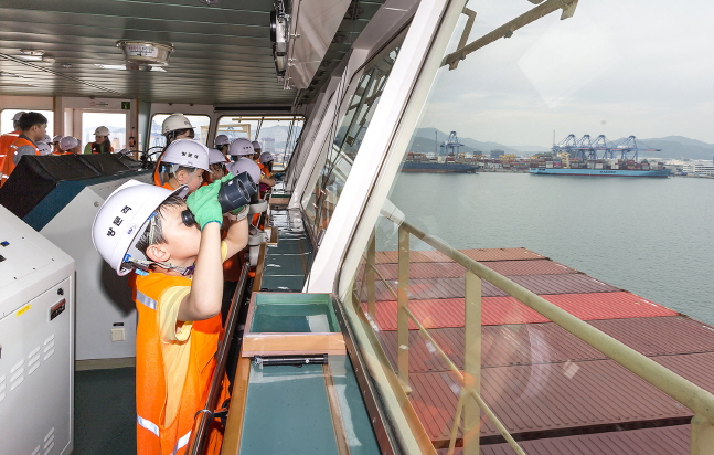 현대상선 부산신항만 터미널을 방문한 부산시 진구 다문화가족지원센터의 어린이들이 6800TEU급 컨테이너선 ‘현대 자카르타(Hyundai Jakarta)호’에 올라 브릿지(선박을 조종하는 공간)를 둘러보고 있다.ⓒ현대상선