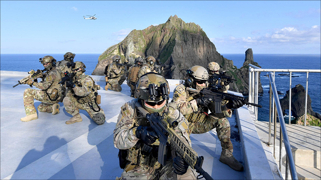 동해영토수호훈련이 전격 개시된 25일 해군 특전요원(UDT)들이 해상기동헬기(UH-60)를 통해 독도에 전개한 후 사주경계를 하고 있다. ⓒ국방부