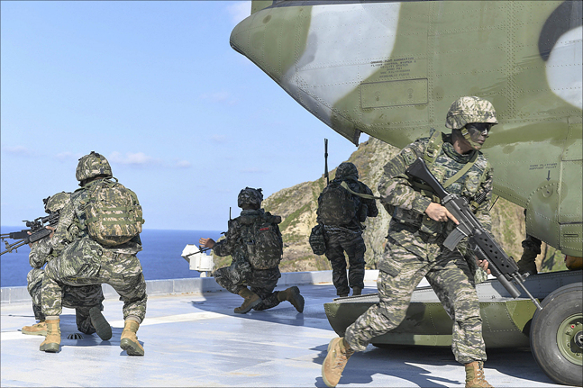 동해영토수호훈련이 전격 개시된 25일 해병대 신속기동부대 대원들이 시누크(CH-47) 헬기를 통해 독도에 전개하고 있다. ⓒ국방부